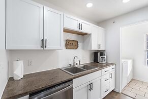 New Listing Vineyard Valley Views - Balcony