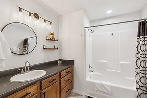 New Listing Vineyard Valley Views - Balcony