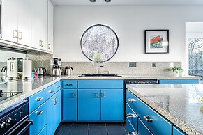 5br Home w/ Pool and a View!