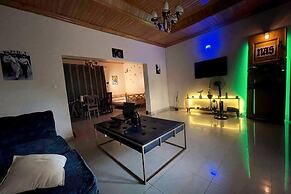 Entire Artistic House 5mins From Convention Centre