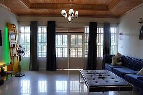 Entire Artistic House 5mins From Convention Centre