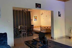 Entire Artistic House 5mins From Convention Centre