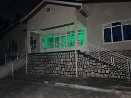 Entire Artistic House 5mins From Convention Centre