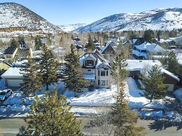 Prospector Place 5 Bedroom Home by RedAwning