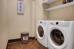 Prospector Place 5 Bedroom Home by RedAwning