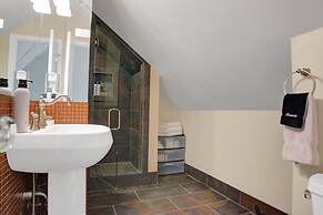 Prospector Place 5 Bedroom Home by RedAwning