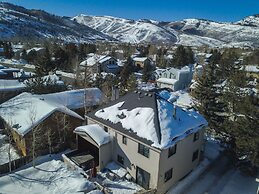 Prospector Place 5 Bedroom Home by RedAwning