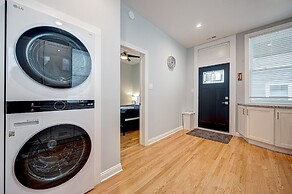 Updated Chicago Firefighter 3 bed Retreat-Sleeps 7 by AllSet Turnover