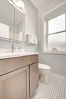 Updated Chicago Firefighter 3 bed Retreat-Sleeps 7 by AllSet Turnover