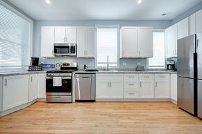 Updated Chicago Firefighter 3 bed Retreat-Sleeps 7 by AllSet Turnover