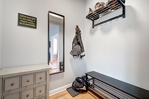 Updated Chicago Firefighter 3 bed Retreat-Sleeps 7 by AllSet Turnover