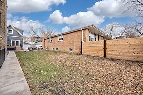 Updated Chicago Firefighter 3 bed Retreat-Sleeps 7 by AllSet Turnover