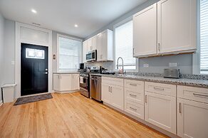 Updated Chicago Firefighter 3 bed Retreat-Sleeps 7 by AllSet Turnover