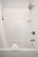 Updated Chicago Firefighter 3 bed Retreat-Sleeps 7 by AllSet Turnover