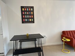 Mordern Retro 2 Bedroom Apartment
