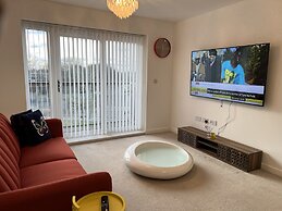 Mordern Retro 2 Bedroom Apartment