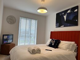 Mordern Retro 2 Bedroom Apartment