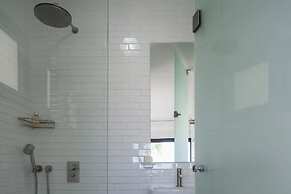 Melchett Plume in Tel Aviv-yafo