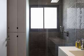 Melchett Plume in Tel Aviv-yafo