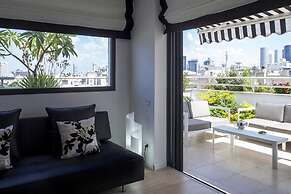 Melchett Plume in Tel Aviv-yafo