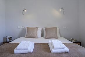 Melchett Plume in Tel Aviv-yafo