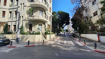 Melchett Plume in Tel Aviv-yafo