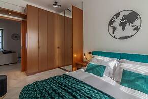 Bellagio Central Square by Wonderful Italy