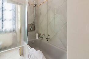 Bellagio Central Square by Wonderful Italy