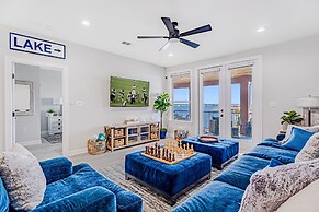 Luxury Waterfront Condo W/pool & Views!