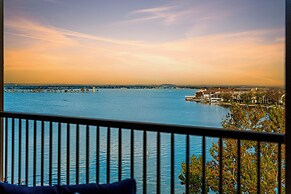 Luxury Waterfront Condo W/pool & Views!