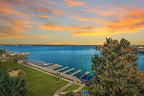 Luxury Waterfront Condo W/pool & Views!