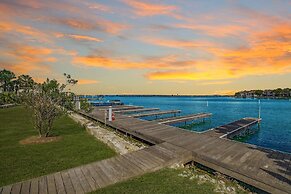 Luxury Waterfront Condo W/pool & Views!