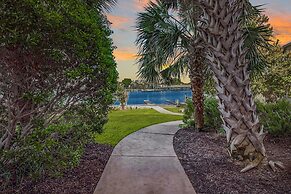 Luxury Waterfront Condo W/pool & Views!