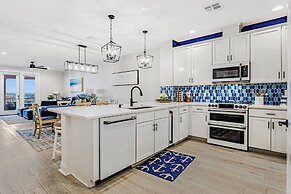 Luxury Waterfront Condo W/pool & Views!