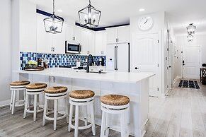 Luxury Waterfront Condo W/pool & Views!