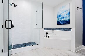 Luxury Waterfront Condo W/pool & Views!