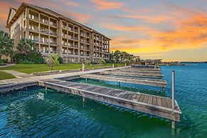 Luxury Waterfront Condo W/pool & Views!