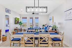 Luxury Waterfront Condo W/pool & Views!