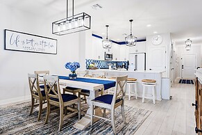 Luxury Waterfront Condo W/pool & Views!