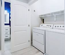 Luxury Waterfront Condo W/pool & Views!