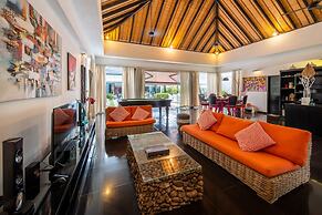 Serene 4br Seminyak Villa with Tropical
