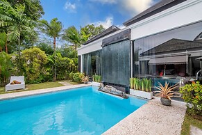 Serene 4br Seminyak Villa with Tropical