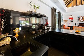 Serene 4br Seminyak Villa with Tropical