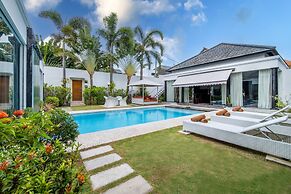 Serene 4br Seminyak Villa with Tropical