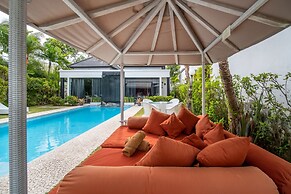 Serene 4br Seminyak Villa with Tropical