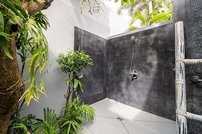 Serene 4br Seminyak Villa with Tropical