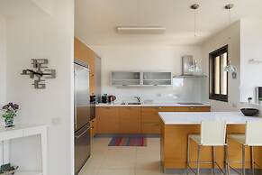 Comfort with Terrace over the Hills by FeelHome