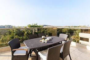 Comfort with Terrace over the Hills by FeelHome