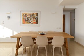 Comfort with Terrace over the Hills by FeelHome