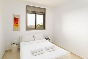 Comfort with Terrace over the Hills by FeelHome